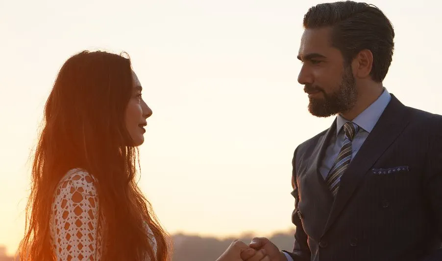 ¡Elegancia de Neslihan Atagül y simpatía de Kadir Doğulu! Aquí está la diferencia de la serie Gecenin Ucunda!