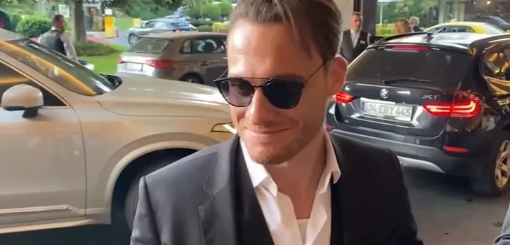 ¡Los fanáticos de Kerem Bürsin se sorprendieron al ver a su abuela!