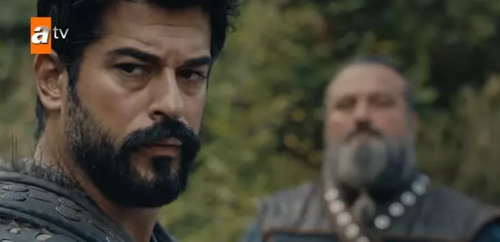 ¡Burak Özçivit de Özge Törer en el set de la serie Kuruluş Osman siente un gran sentido de orgullo!