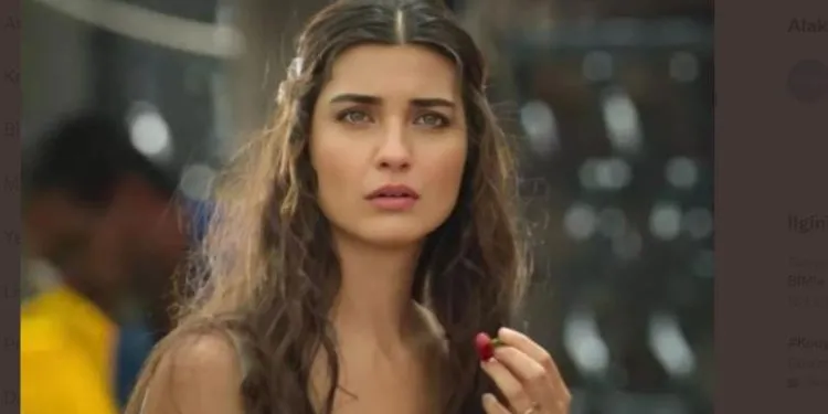 ¡Tuba Büyüküstün se vistió de rosa en las calles de París!