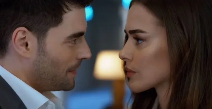 La pareja Akın Akınözü y Bensu Soral deslumbraron, ¡las calificaciones de la serie Tuzak cayeron a un segundo plano!
