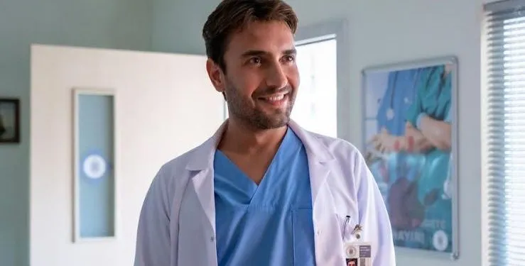 ¡Qué bien encajan Ulaş Tuna Astepe, Hande Doğandemir, Tansel Öngel y Hazar Ergüçlü en el papel del médico!