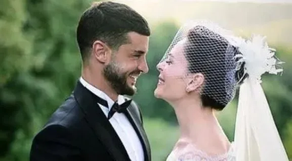 Intercambio romántico de su esposa en el cumpleaños de Berk Oktay.