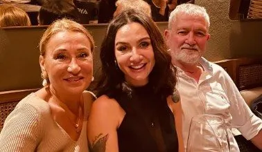 Birce Akalay, que vino junto con sus padres, ¡no tiene nada que decir!