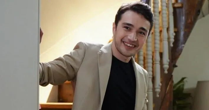 Burak Dakak, quien se hizo famoso como Akın en Çukur, está en el aire con una serie de televisión, ¡y la otra está en camino!