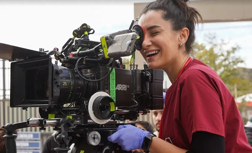 ¡Hande Doğandemir se convirtió en la fuente de entretenimiento para el set de la serie Hayat Bugün!