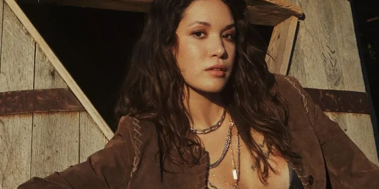 ¡La hermosa actriz Hazal Subaşı se quedó sin aliento con la pose del eclipse lunar!