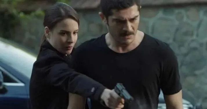 ¡El orgullo de la serie Maraşlı de Burak Deniz y Alina Boz!