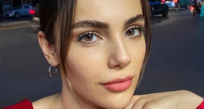 ¡El primer cuadro de la primera sesión fotográfica de Yağmur Tanrısevsin con Versace fue deslumbrante!