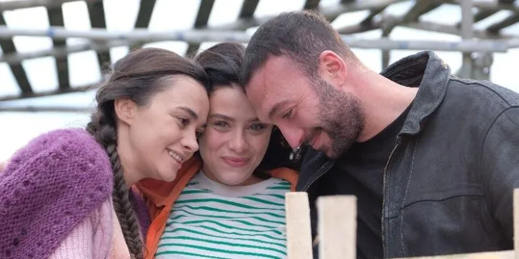 ¡Hande Soral, İlayda Alişan y Görkem Sevindik están mostrando simpatía en la serie Ateş Kuşları (Firebirds)!
