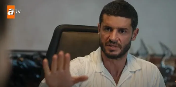¡La serie Bir Küçük Gün Işığı también es un éxito para Berk Oktay! Entonces, ¿cómo se las arregla para elegir un buen proyecto? ¡Aquí está su secreto!