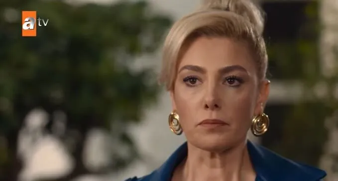 ¡El personaje de la serie de televisión “Ben Bu Cihana Sığmazam” y la famosa actriz Burcu Binici no pueden ser tan opuestos!