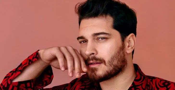 ¡El famoso actor Çağatay Ulusoy llamó la atención con su nueva imagen!