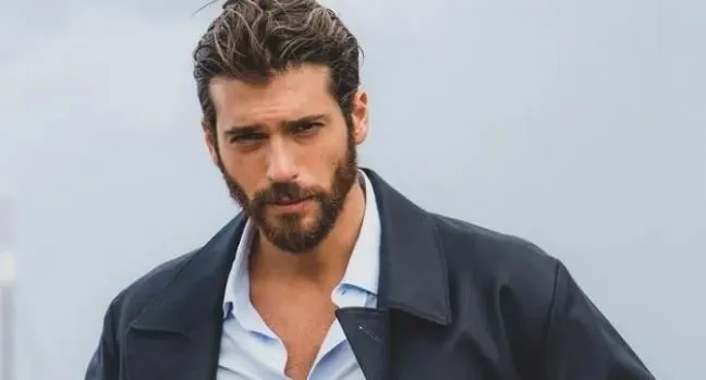 ¡Las fotos de la nueva campaña publicitaria de Can Yaman están en el lenguaje de las redes sociales!