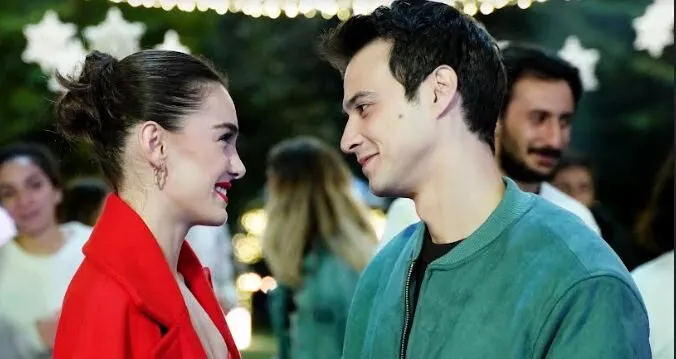 ¡Hafsanur Sancaktutan y Mert Yazıcıoğlu gastaron mal su armonía en la serie Darmaduman!