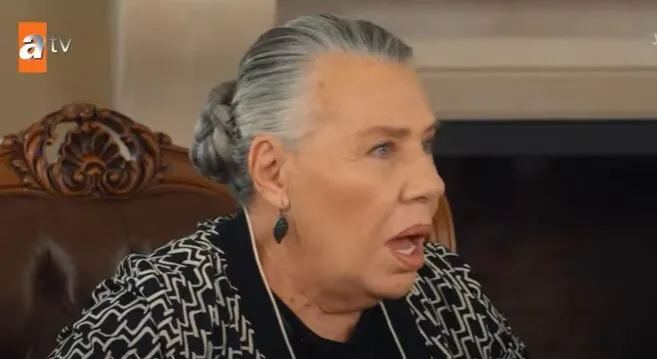 ¡La actriz Işıl Yücesoy admiraba a un joven actor en la serie de televisión Ben Bu Cihana Sığmazam!