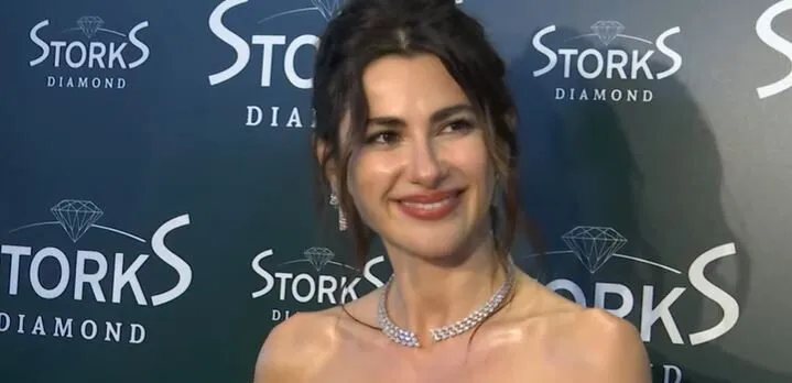 ¡Celebración glamorosa de la hermosa actriz Nesrin Cavadzade!