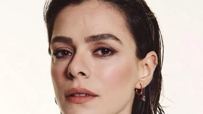 Özge Özpirinçci volvió a estar en la agenda con la serie Aile con la que coincidió