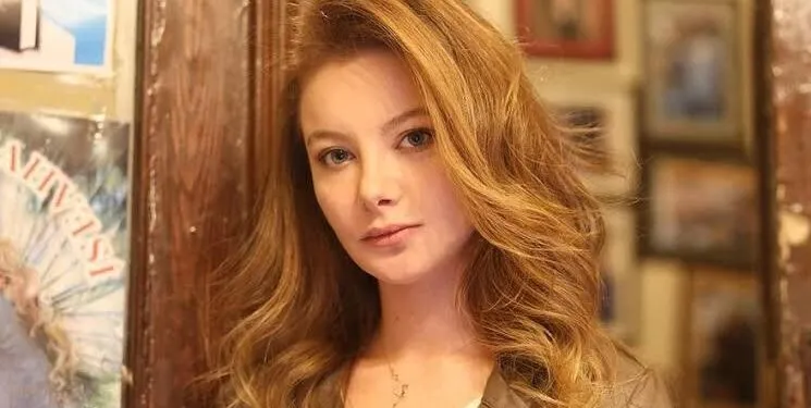 Sedef Şahin, quien interpreta a Cansu en la serie de televisión Adını Feriha Koydum, sale a la luz con su cambio.