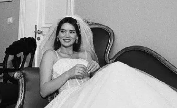 ¡La actriz Seray Kaya, que usó un vestido de novia para el papel, le dio a su madre una primicia!