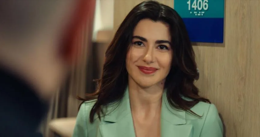 ¡Hay tal papel en el sueño de Nesrin Cavadzade que la mente de todos permanece en ese papel!
