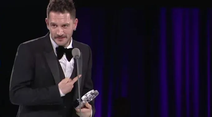 ¿De dónde vino Uraz Kaygılaroğlu? Mientras miraba a Cem Yılmaz por un tiempo, ¡ahora recibió un premio de él!