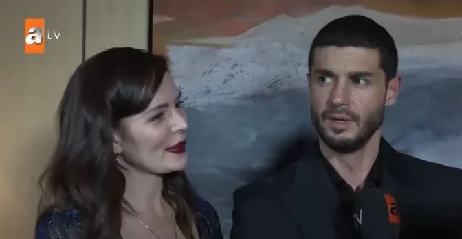 ¡Berk Oktay y Yıldız Çağrı Atiksoy ponen celosa a la pareja tanto con sus palabras como con sus actitudes!