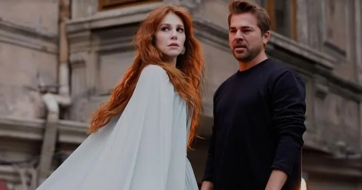 ¡En el set de la serie de televisión Çöp Adam, una foto fue suficiente para la sinceridad de Elçin Sangu y Sedef Avcı!