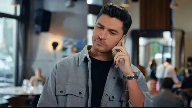 ¡Aquellos que ven a Emre Dinler, Ömer de la serie Yasak Elma, en su nuevo papel no pueden dejar de sorprenderse!