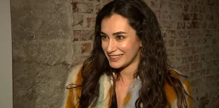¡Hande Doğandemir tiene dos sorpresas diferentes para sus fanáticos en el primer mes de 2023!