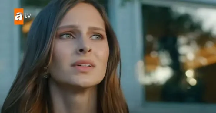 Volviendo a los sets con la serie de televisión Yalnız Kurt, ¡Jessica May está teniendo nuevas experiencias al actuar en diferentes idiomas!