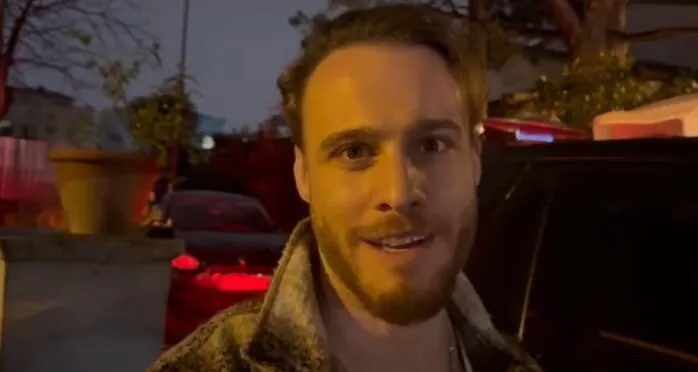 Kerem Bürsin, que brilla con la serie Sen Çal Kapımı, hará muchas sorpresas diferentes para sus fans.