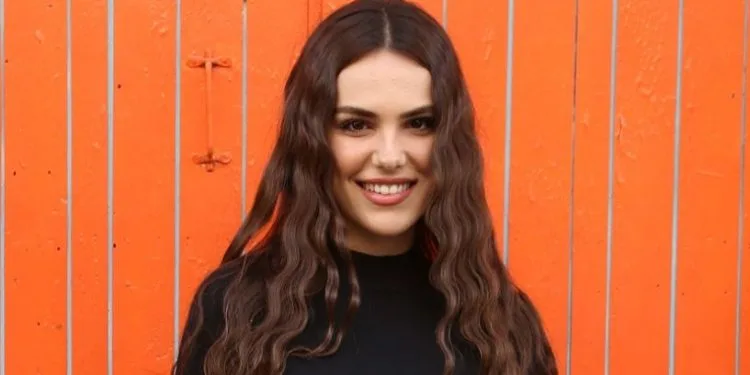 ¡Özgü Kaya, Dilin Döğer, Sıla Türkoğlu, Burak Dakak y Leyla Tanlar compiten por un premio muy especial!