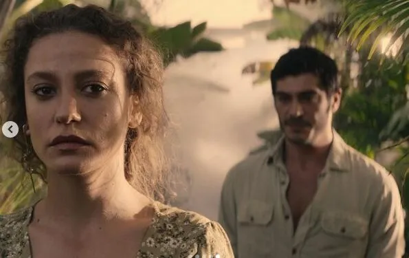¡Muchas sorpresas de Mert Ramazan Demir, Serenay Sarıkaya y Burak Deniz, los actores de la serie Şahmaran!