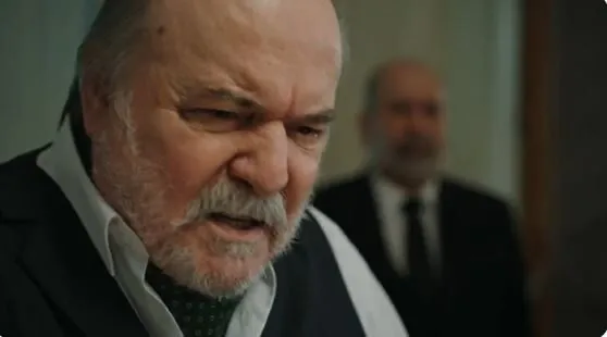 ¡Una leyenda en la serie Yalı Çapkını! ¡Çetin Tekindor se hace más y más grande con cada escena!