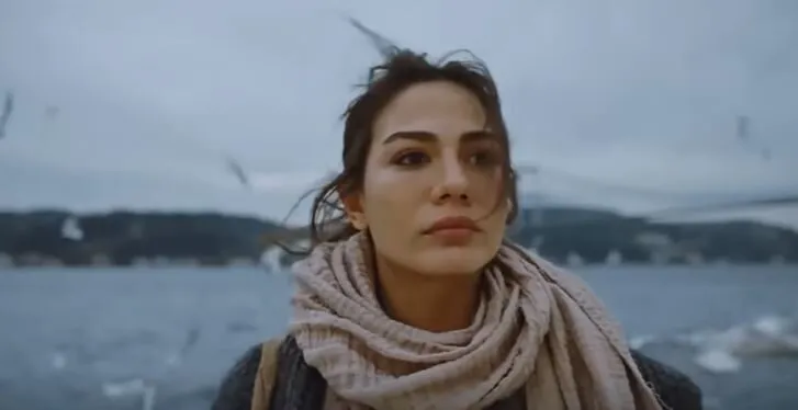 ¡Un Demet Özdemir completamente diferente en la serie emocionante y llena de acción de Adım Farah!