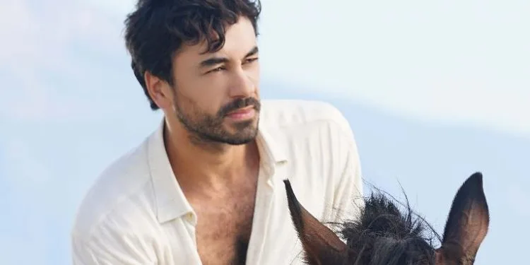 ¡Gökhan Alkan está regresando con fuerza a los sets de series de televisión después de 1 año!