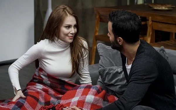 ¡Sorpresa para los que ven Kiralık Aşk! Mira quién interpretó la infancia de Elçin Sangu en la serie de televisión Çöp Adam