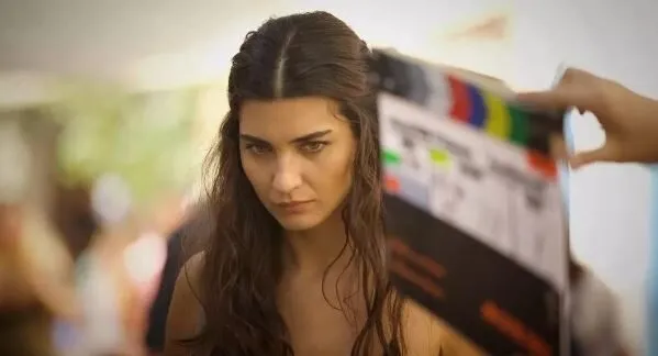 ¡Tuba Büyüküstün dio ejemplo al abrir su cuenta de Instagram a los afectados por el terremoto!