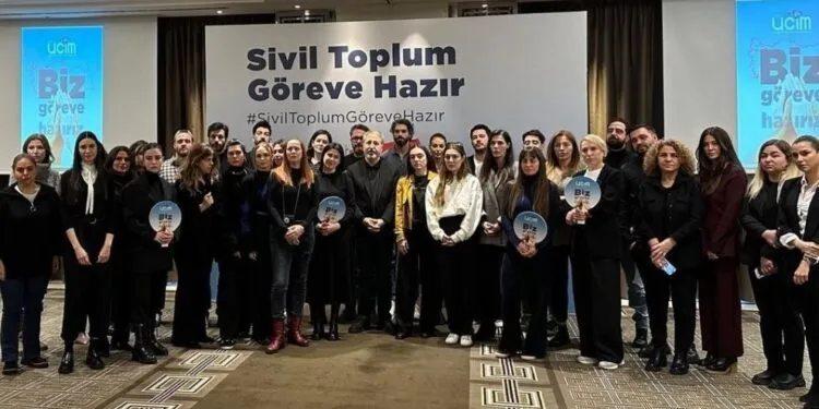 ¡Impresionante apoyo de Özge Gürel, Kerem Bürsin, Uraz Kaygılaroğlu, Burcu Biricik, Hatice Şendil y muchos más nombres famosos!