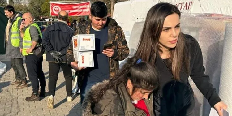 ¡Yağmur Tanrısevsin, quien regresó a Antakya, donde se filmó la serie Kalp Yarası, sufrió otra lesión cardíaca!