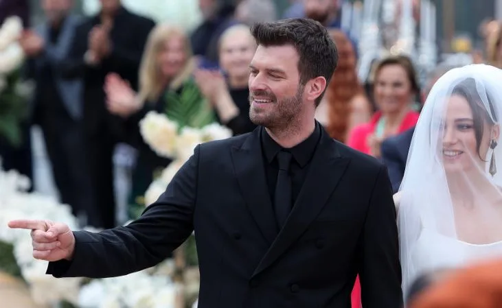 ¡Las simpáticas poses de Kıvanç Tatlıtuğ y Serenay Sarıkaya en el set!
