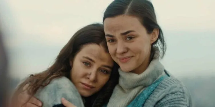 Mientras filma a Hande Soral en la serie de televisión Ateş Kuşları, llora profesionalmente, ¡realmente derrama lágrimas mientras mira!