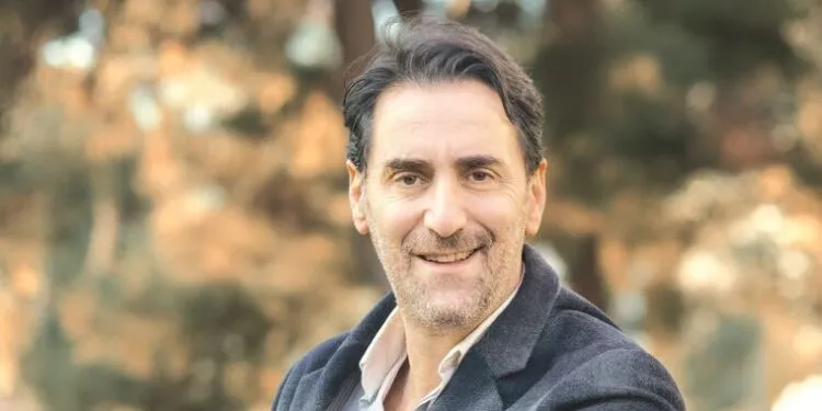 ¿Por qué Bekir Aksoy critica la serie Yasak Elma, que se burla de sí misma, ya está llena de absurdos?