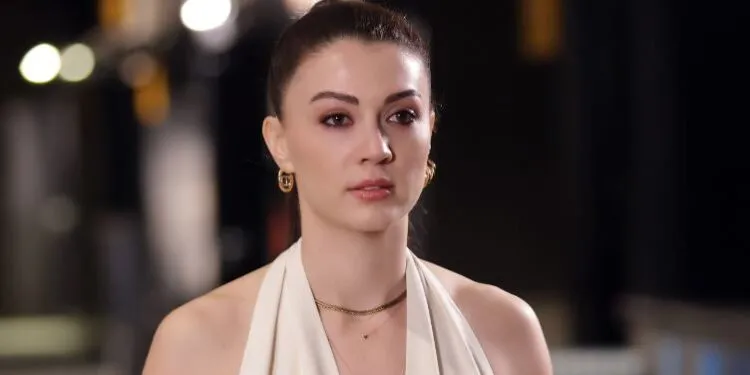 Si Burcu Özberk habla con tanta asertividad, ¡es necesario prestar atención a la serie Kraliçe!