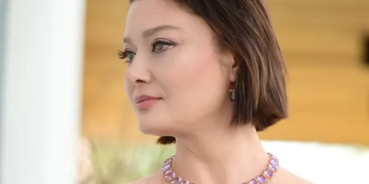 ¡Nurgül Yeşilçay deslumbra con su traje especialmente diseñado en la serie Veda Mektubu!