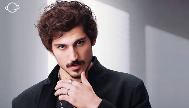 ¡Los fanáticos de Oktay Çubuk se sorprenderán de cómo está en la serie Adım Farah!