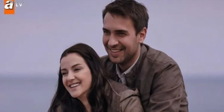 ¡İrem Helvacıoğlu y Ulaş Tuna Astepe se convirtieron en la única pareja de series de televisión en marcar los últimos 10 años!