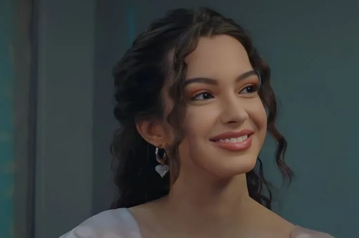 ¡Solo hay una persona que puede hacer reír a Su Burcu Yazgı Coşkun en el set de Kardeşlerim!
