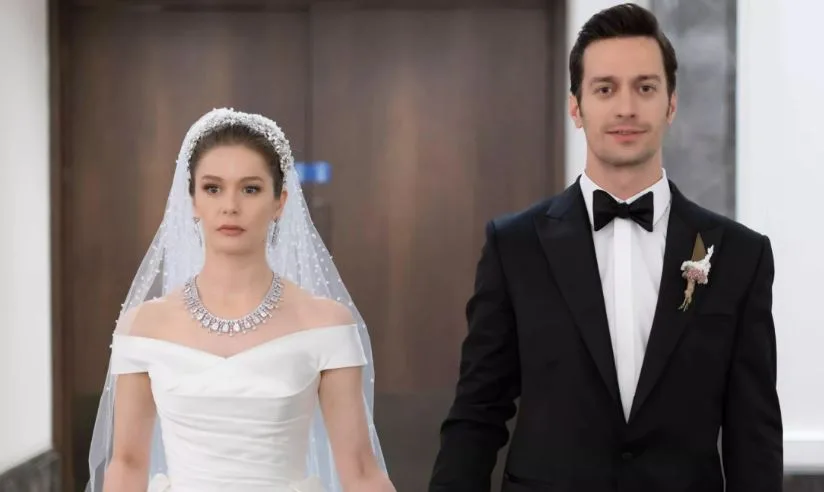 ¡El vestido de novia usado por Burcu Biricik en la serie de televisión Camdaki Kız fue elegido como el vestido de novia más hermoso!